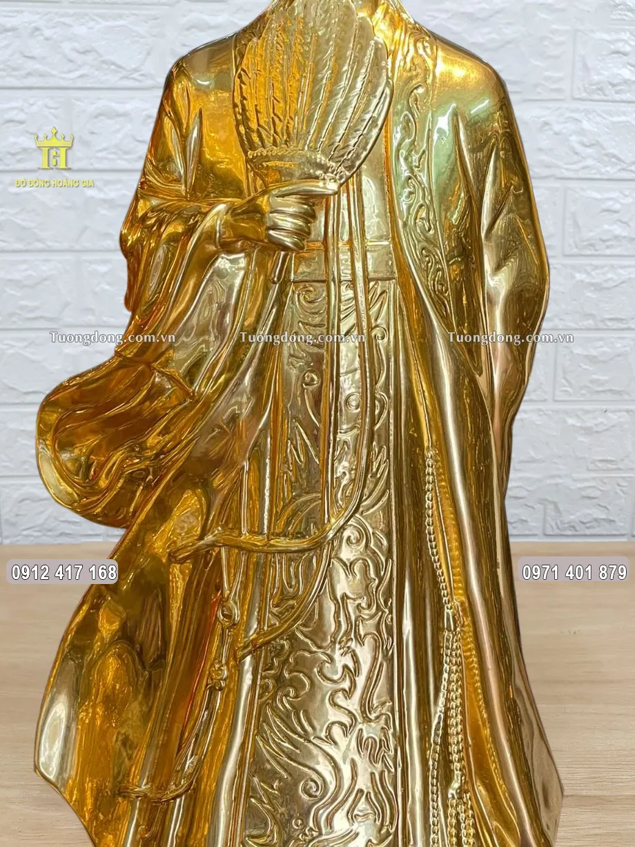 Ông được đúc theo dáng đứng uy nghiêm